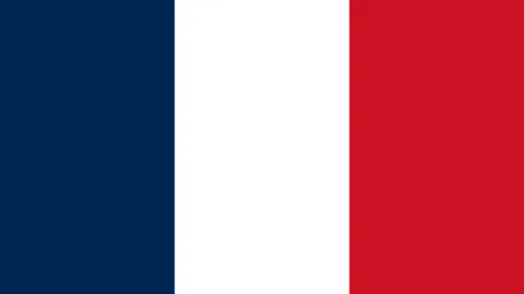 “TT续约骑士，签定一年短期合同，上季每场奉献3.3分3.6篮板”